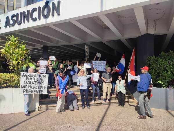 Asuncenos protestan para exigir intervención municipal y destitución de “Nenecho” - Nacionales - ABC Color