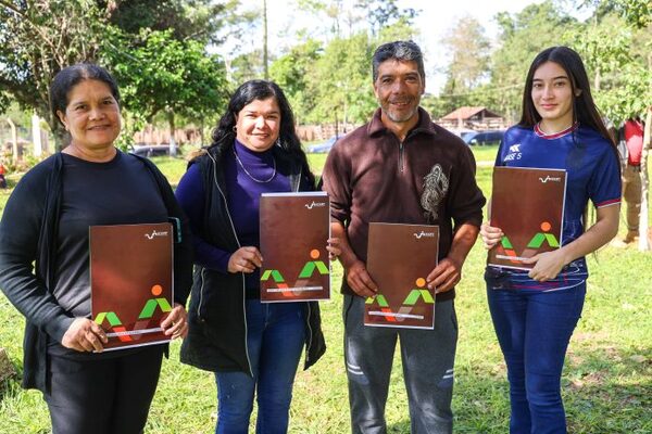 Gobierno entrega 172 títulos de propiedad a familias de Caazapá a 11 meses de gestión