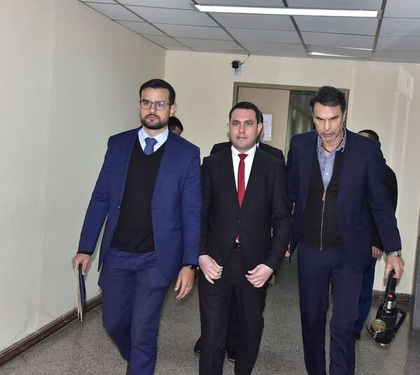 Hernán Rivas asegura ante Fiscalía que su título de abogado es válido - Nacionales - ABC Color