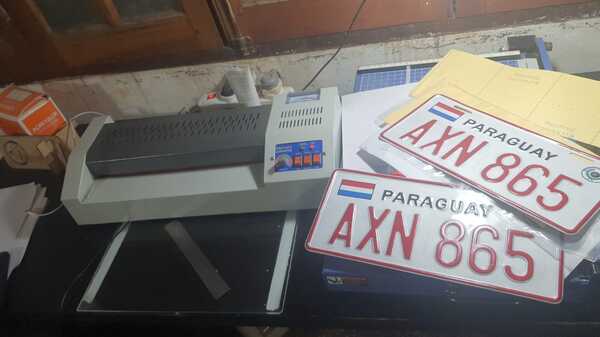 Allanan una fábrica e incautan chapas y documentos falsos de vehículos - ADN Digital