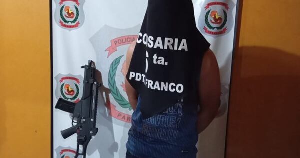 Diario HOY | Circulaba con una réplica de fusil y fue detenido por la Policía