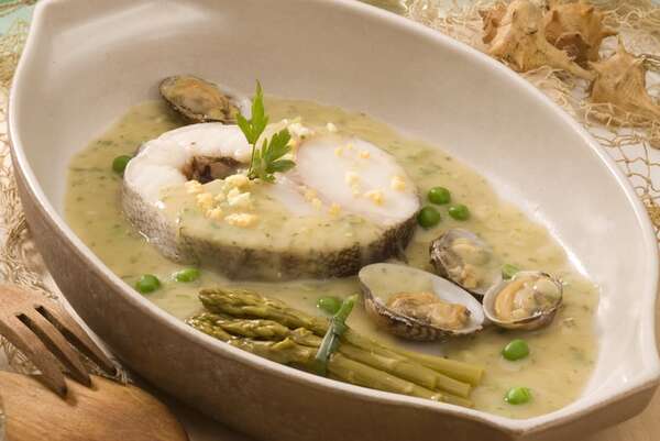 Merluza en salsa verde con almejas y langostinos: receta vasca - Gastronomía - ABC Color
