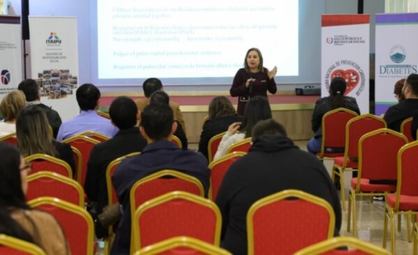 Taller sobre diabetes e hipertensión para personal de blanco