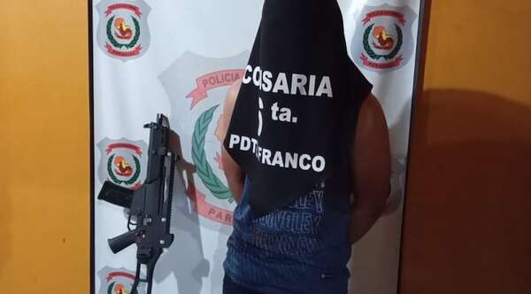 Circulaba con una réplica de fusil y fue detenido por la Policía - Noticiero Paraguay