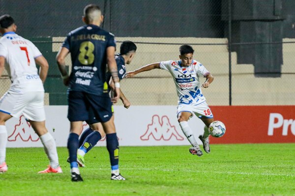 Versus / Nacional y Trinidense debutan con 9 amarillas y una roja, pero sin gol