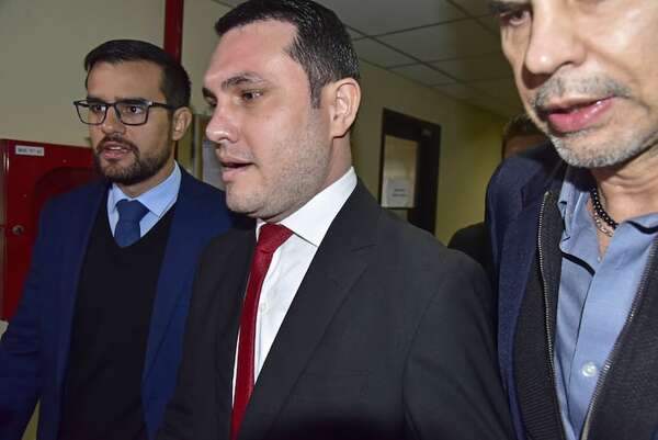 Título falso: Fiscalía pide sobreseimiento provisional para Hernán Rivas - Política - ABC Color