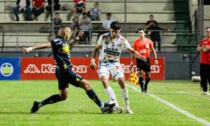 Nacional y Trinidense debutan con 9 amarillas y una roja, pero sin gol