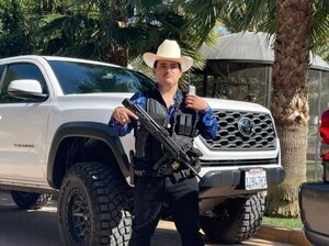Cantante Tomas Ballardo se entrega a las autoridades de EUA, en Tijuana