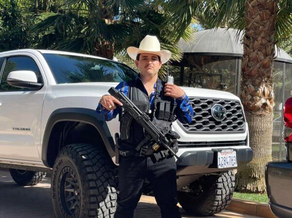 Cantante Tomas Ballardo se entrega a las autoridades de EUA, en Tijuana