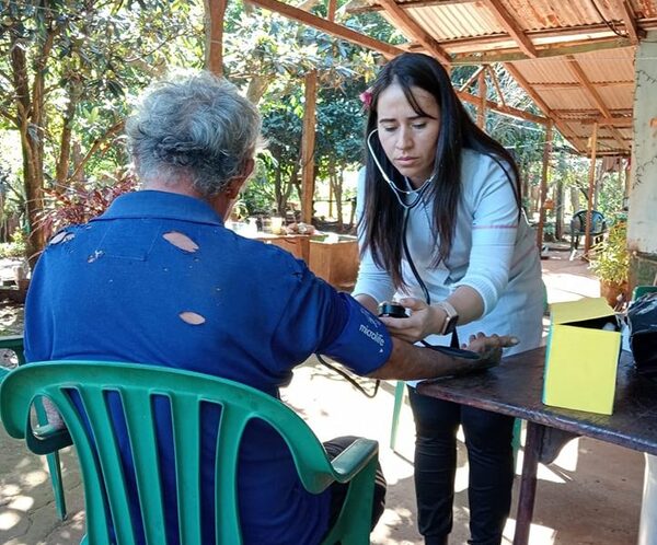 Integrantes de la USF Ara Potĩ promueven la salud con visitas domiciliarias