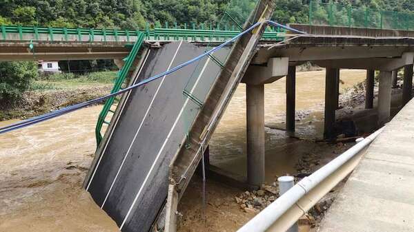 Más de 10 fallecidos: colapso de un puente en China provocó caída de 17 autos y 8 camiones al río - Mundo - ABC Color