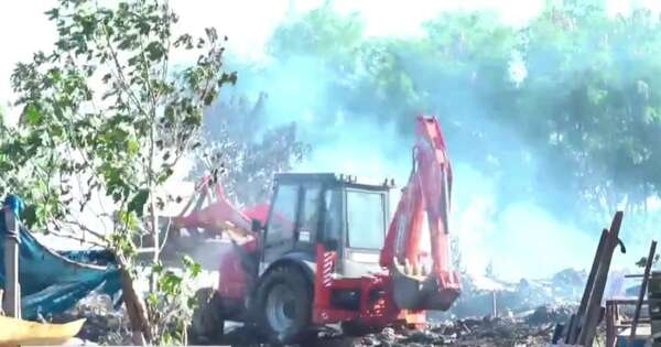 La Nación / Unos 60 bomberos controlan incendio de gran magnitud en el Bañado Sur