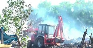 Unos 60 bomberos controlan incendio de gran magnitud en el Bañado Sur