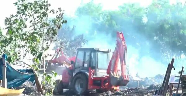 Unos 60 bomberos controlan incendio de gran magnitud en el Bañado Sur