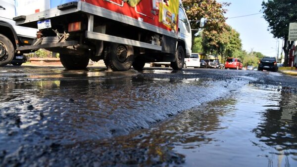 Apuntan a caños rotos de Essap como principal causa de baches en Central