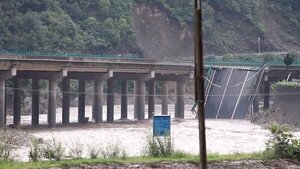Se derrumba un puente en China: hay 12 muertos y más de 30 desaparecidos