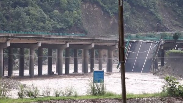 Se derrumba un puente en China: hay 12 muertos y más de 30 desaparecidos