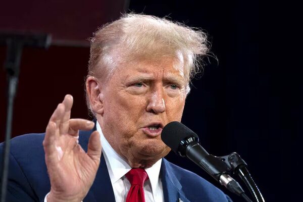Trump retoma la campaña contra un debilitado Biden