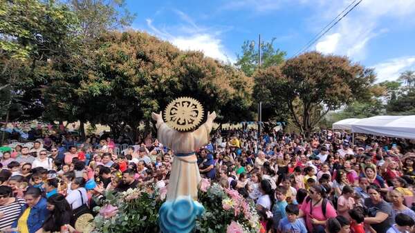 Más de 4.000 personas honran al Divino Niño Jesús en Atyrá - Nacionales - ABC Color