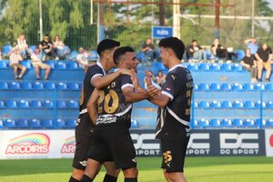 Versus / El tricampeón Libertad arranca la defensa del título con contundencia