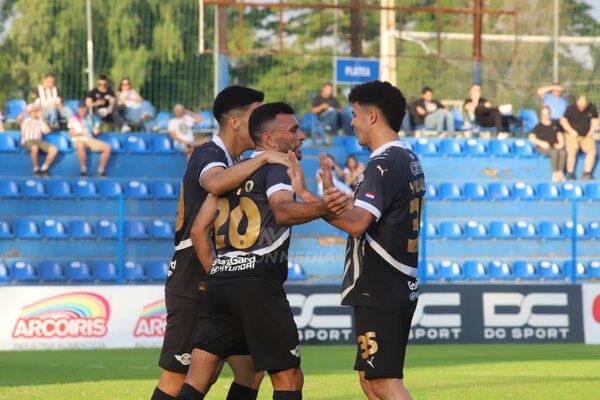 Versus / El tricampeón Libertad arranca la defensa del título con contundencia