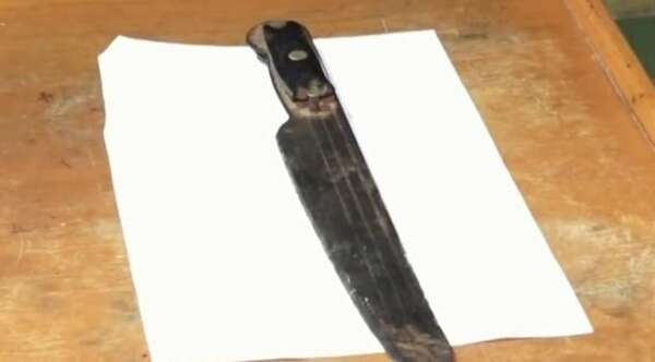 Vecinos atan por un árbol a delincuente que macheteó a su pareja - Noticiero Paraguay
