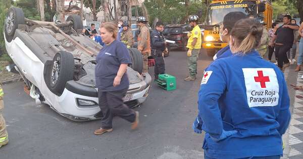 Diario HOY | Ambulancia vuelca tras chocar contra un auto en Asunción