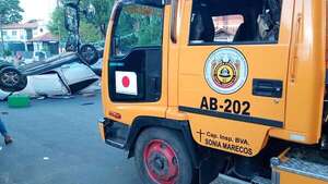 Ambulancia y automóvil protagonizan aparatoso accidente  - Nacionales - ABC Color