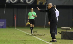 Versus / Francisco Arce, sin filtro: "Hay que insistir en que se mejoren las canchas o cada vez será peor"