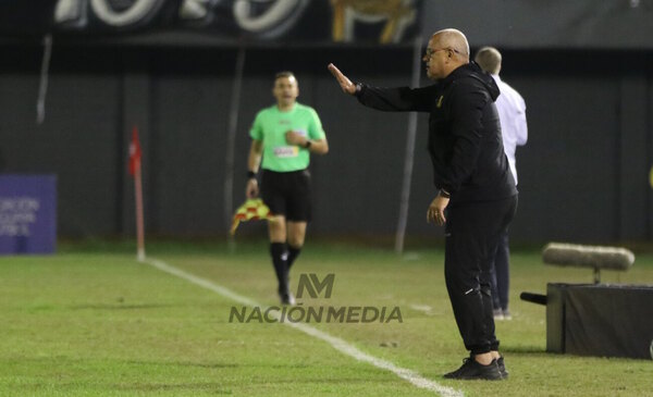 Versus / Francisco Arce, sin filtro: "Hay que insistir en que se mejoren las canchas o cada vez será peor"