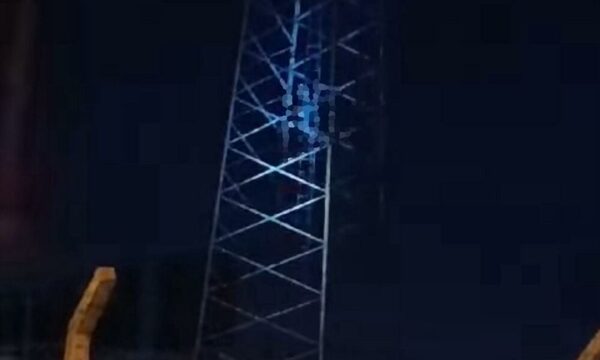 Menor de 17 años amenazó con lanzarse de torre del estadio del 2 de Mayo
