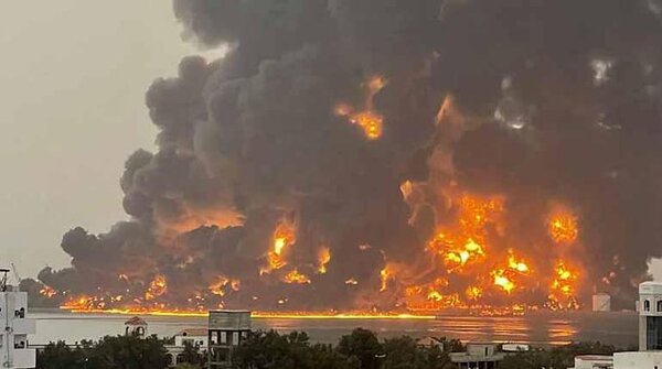 El puerto yemení de Al Hodeida sigue en llamas tras los bombardeos de Israel