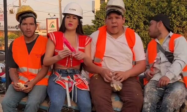 [VIDEO] Con el permiso de las esposas, Laurys Dyva animó a los muchachos en el Campeonato de Albañiles