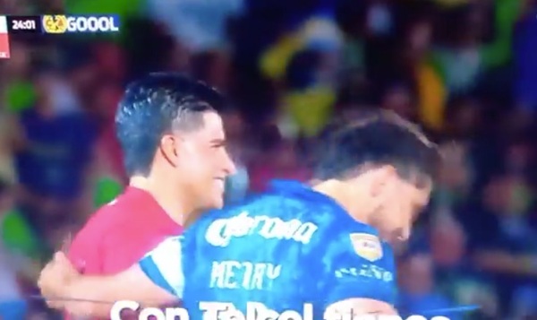 [VIDEO] ¿Mba’e piko? Arbitro festejó gol con jugadores