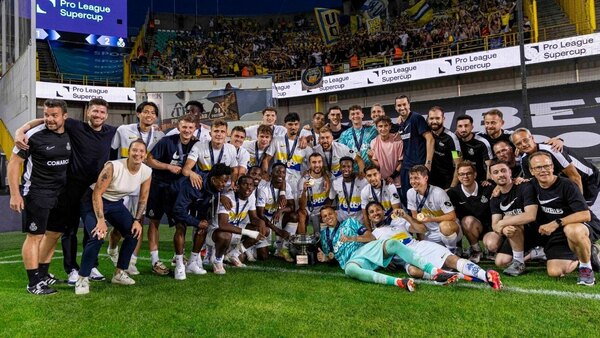 Versus / Saludos nazis, gritos de mono, la Supercopa de Bélgica fuera de control