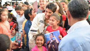 Villarrica distingue como Visitante Ilustre a Aye Alfonso en medio de muestras de cariño