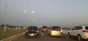 Multitud y tránsito pesado en la nueva Costanera Sur de Asunción - Nacionales - ABC Color