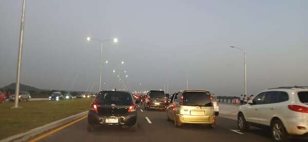 Multitud y tránsito pesado en la nueva Costanera Sur de Asunción - Nacionales - ABC Color