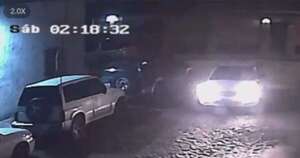La Nación / Delincuentes robaron un auto y luego lo usaron para sustraer una camioneta