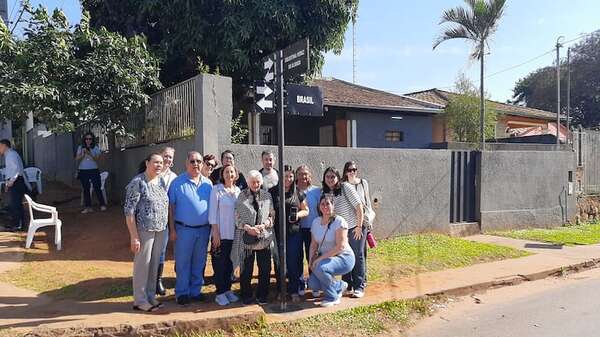 San Lorenzo: familiares colocan nomenclatura de víctima de la dictadura y de un educador sanlorenzano - Nacionales - ABC Color