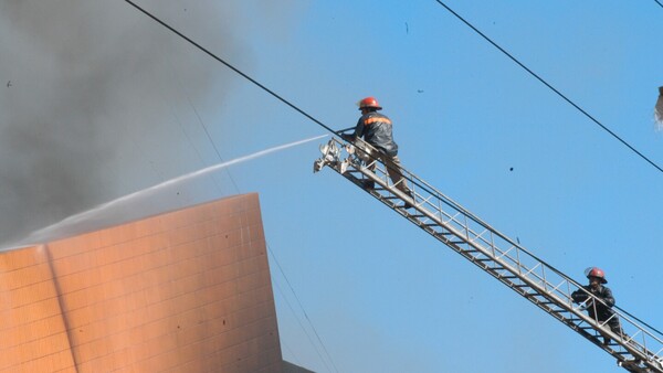 Imágenes de un fuego que empezó hace dos décadas