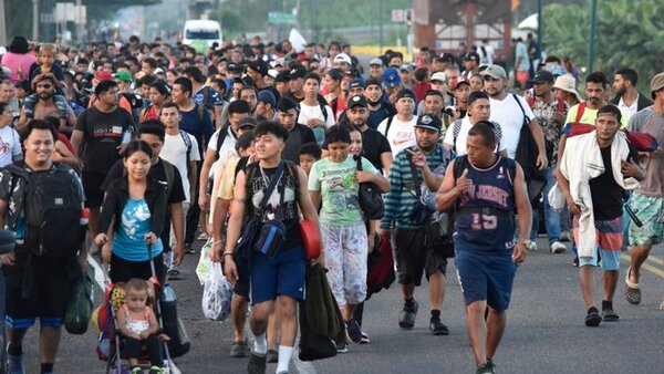 Cientos de migrantes salen del sur de México mientras Trump promete deportaciones si vuelve al poder