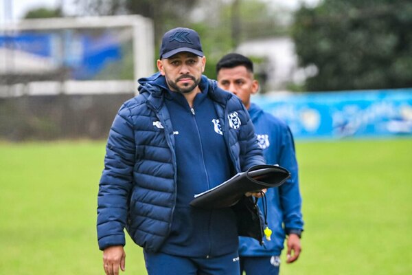 Versus / El técnico del 2 de Mayo se siente "marcado" por los árbitros