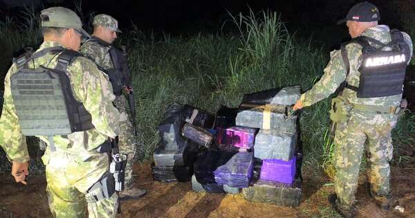 Diario HOY | Personal naval incauta 28 cajas de marihuana prensada en el Lago Itaipu
