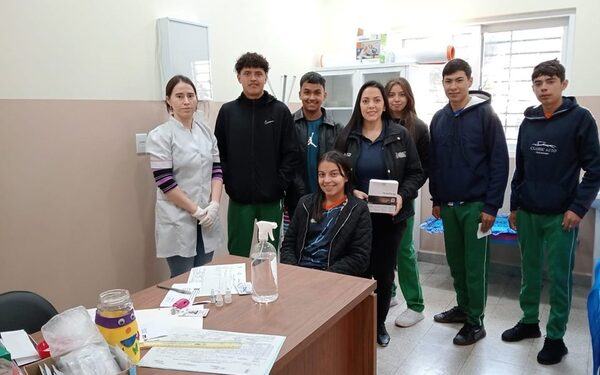 Los Cedrales: en la USF Ara Potĩ brindan orientaciones y vacunación a adolescentes del Colegio San Miguel