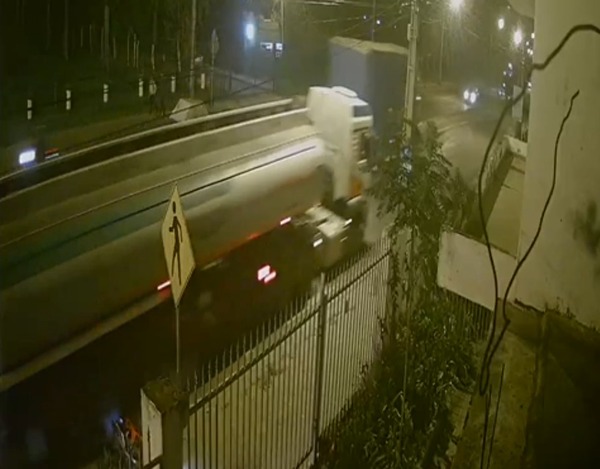 Joven motociclista murió arrollado por camión cisterna en zona Semidei - trece