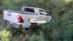 Delincuentes roban otro vehículo y abandonan camioneta de comerciante tomado como rehén