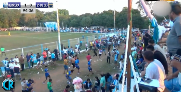 Versus / ¡Caos en Guarambaré! Golpes de puños, patadas y corridas en un partido de fútbol