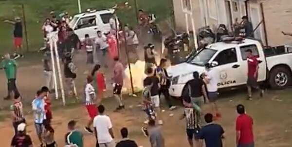Video: hinchas intentaron quemar vehículo del GEO en Luque - Policiales - ABC Color