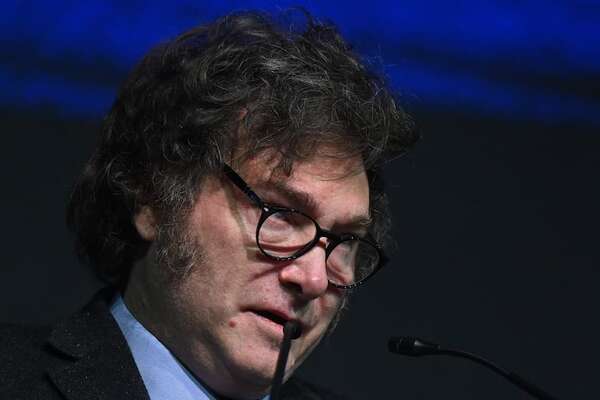 Gobierno de Milei aplica impuesto a los salarios altos - Mundo - ABC Color